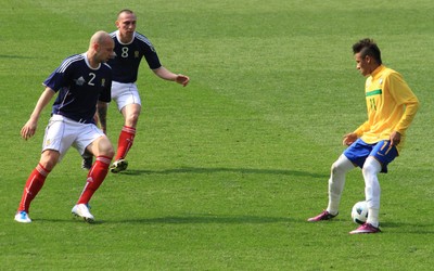 欧皇体育动态-C罗赛后与对方小将交换球衣